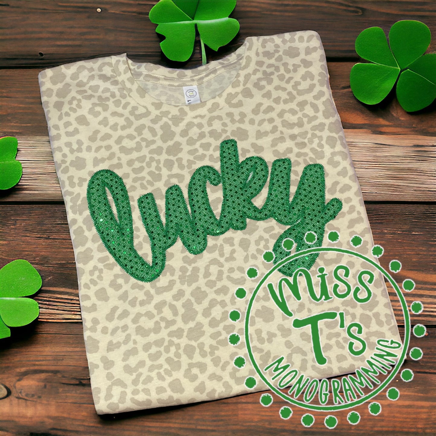 LUCKY CURSIVE GREEN GLITTER APPLIQUE LEOPARD TEE