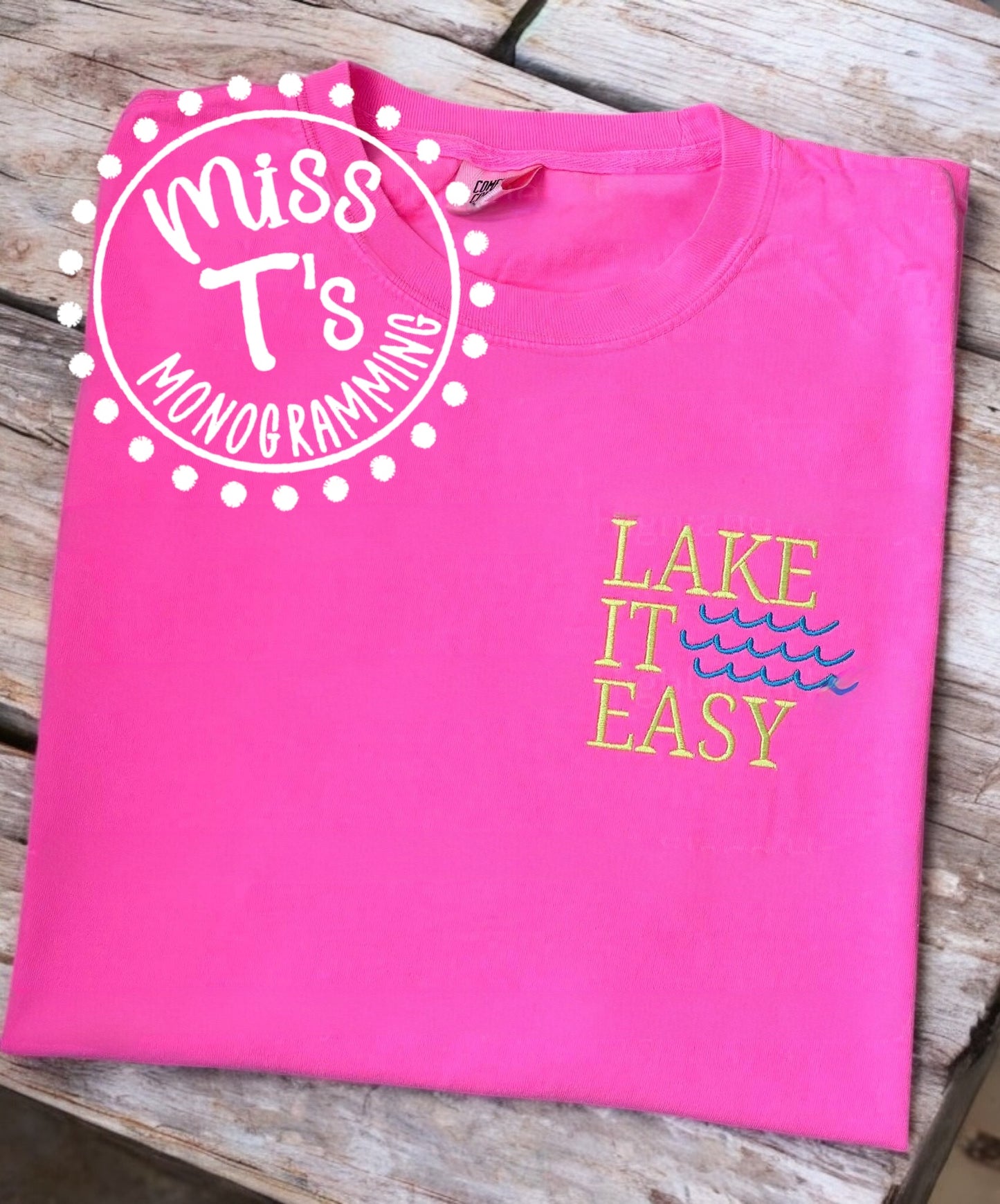 LAKE IT EASY COMFORT COLOR EMBROIDERED TEE