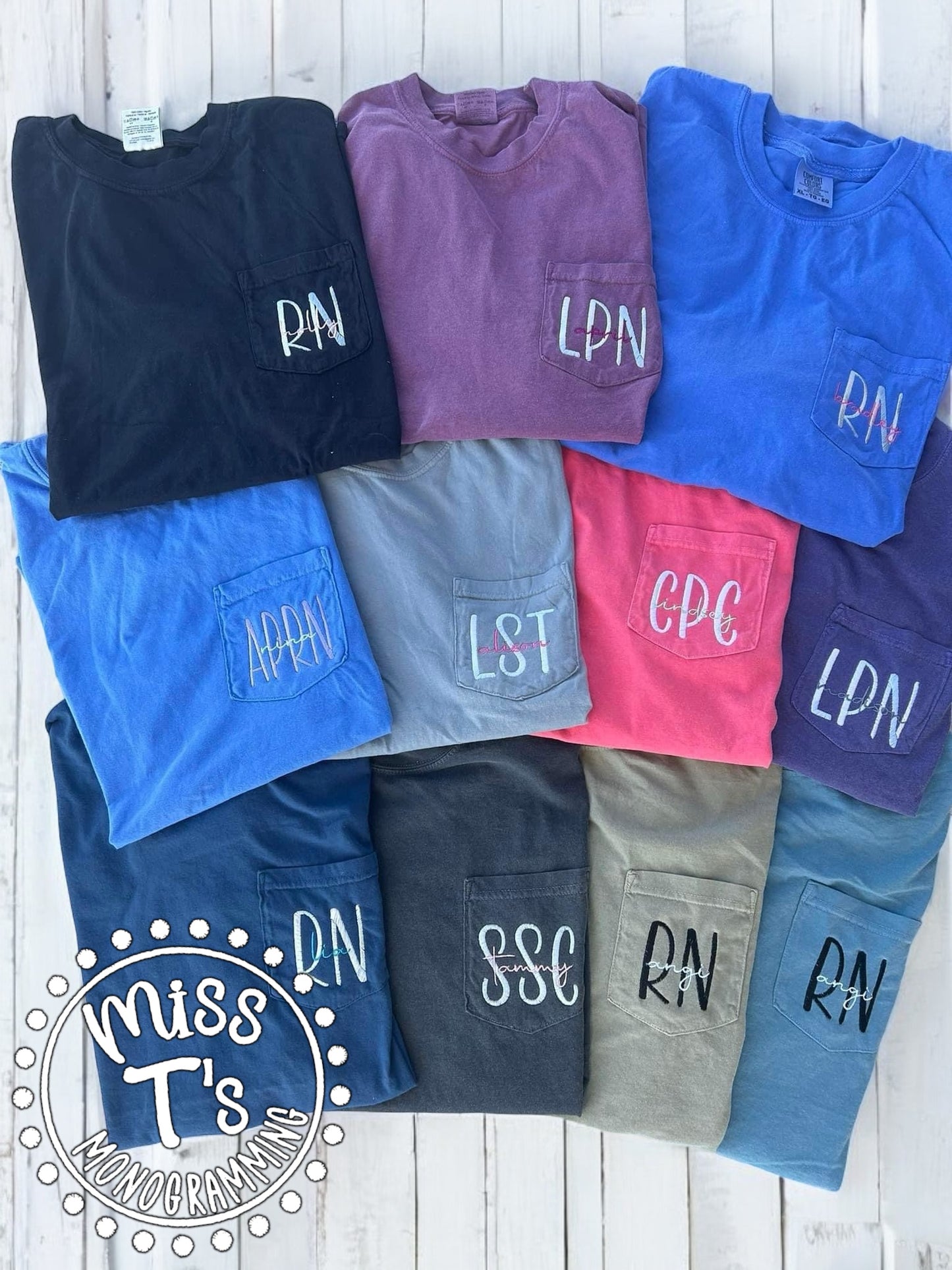 BEAUTY FONT DUO CUSTOM INITIAL AND NAME POCKET TEE