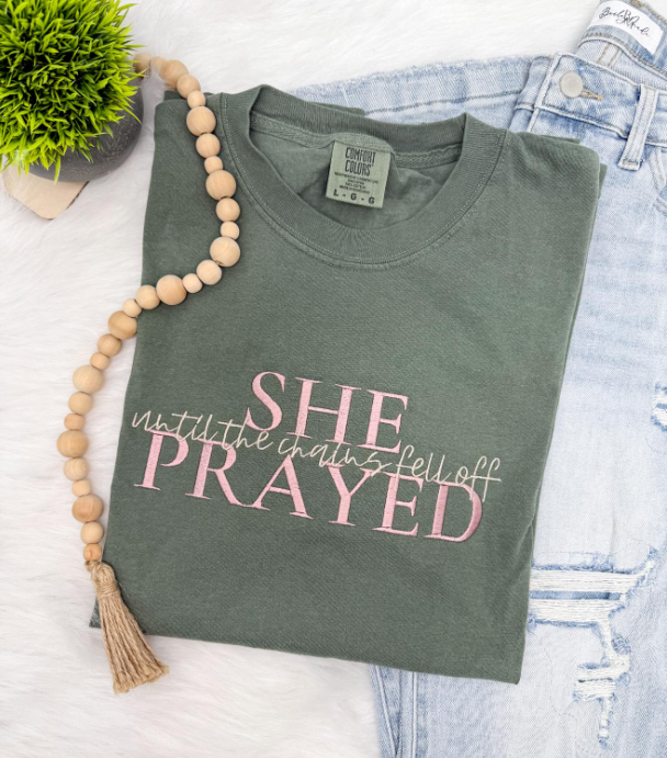 SHE PRAYED UNTIL THE CHAINS FELL OFF TSHIRT OR SWEATSHIRT
