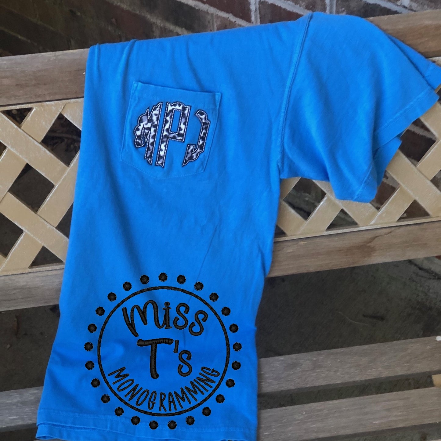LEOPARD CIRCLE SCALLOPED APPLIQUE POCKET TSHIRT
