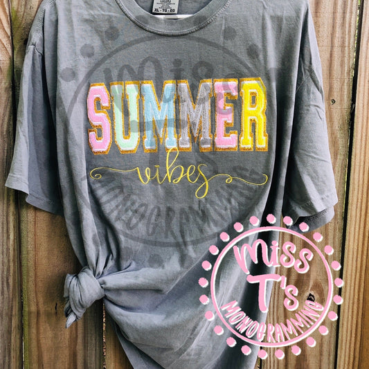 RTS: --XL-GREY---SUMMER VIBES CHENILLE LETTERING APPLIQUE TEE