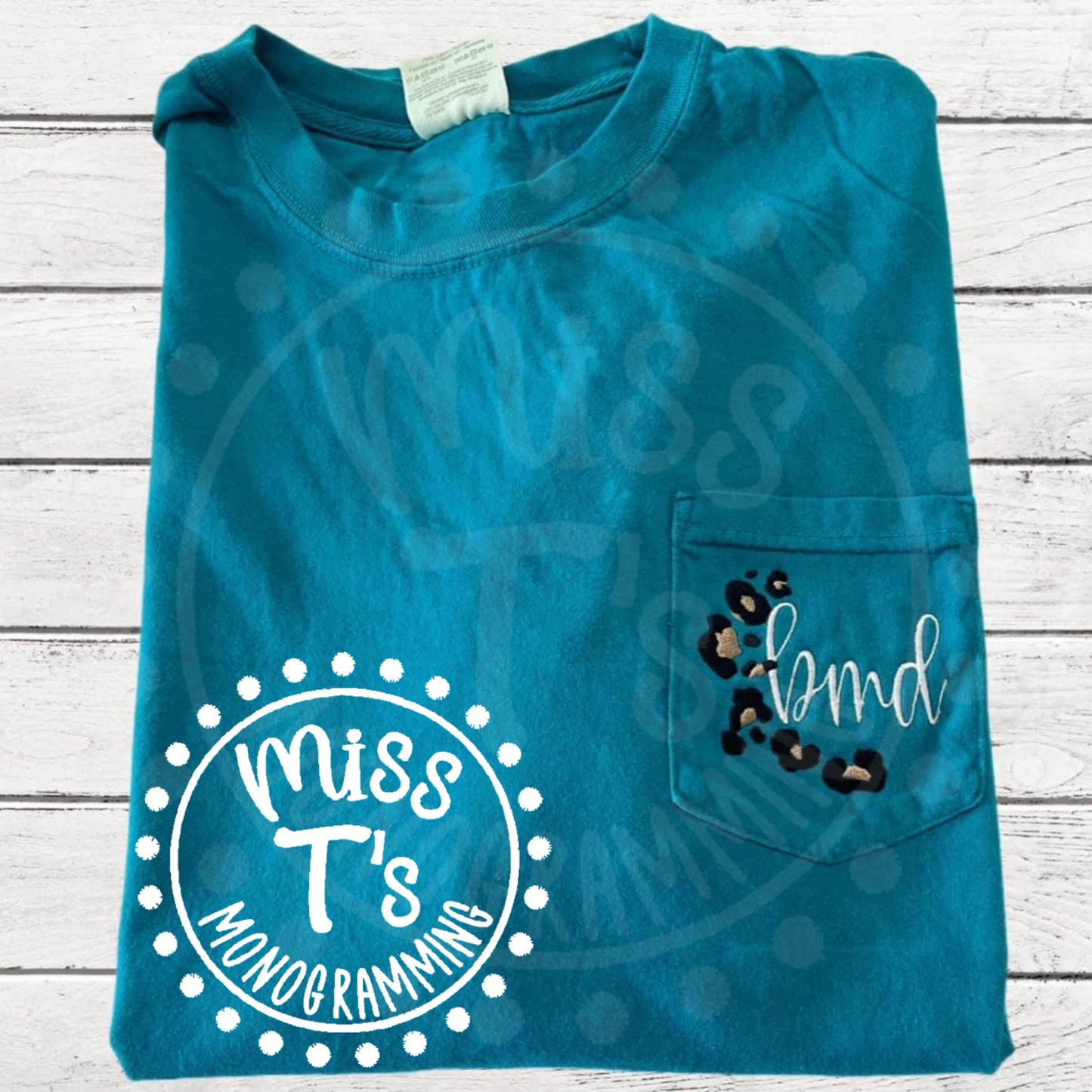 COMFORT COLOR LEOPARD SPOT SCRIPT MONOGRAM TEE